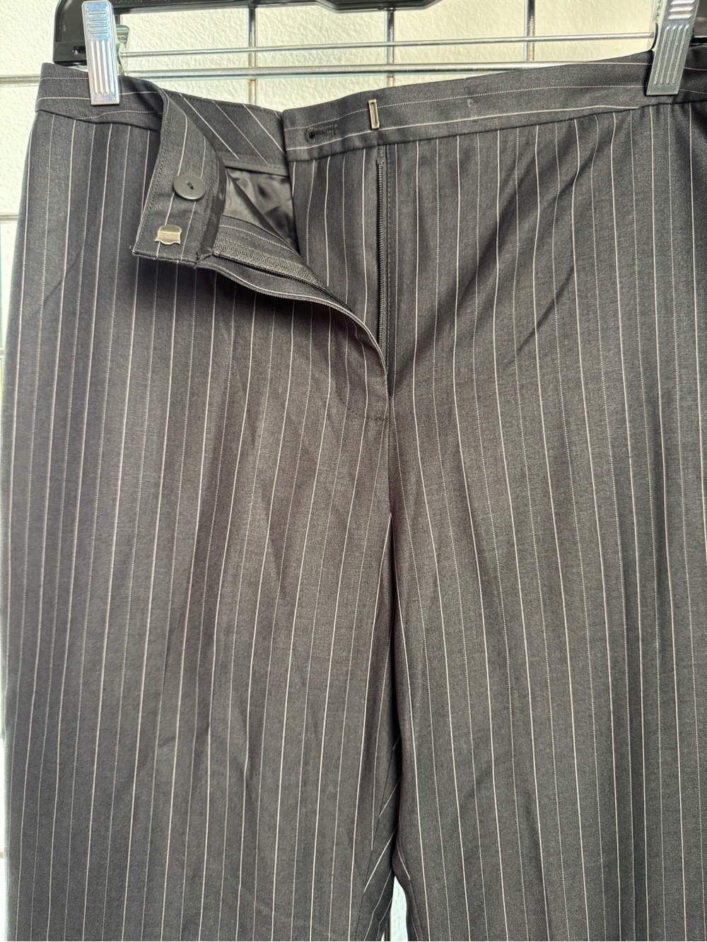 CALVIN KLEIN Pinstripe 2-Pc Gray Pant Suit Size 8P NWT $320 Retail - Picture 10 of 15